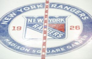 Los guardabosques extienden al gerente general Chris Drury después de perderse los playoffs