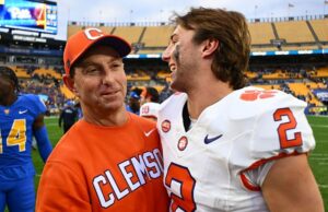 Dabo Swinney promociona la estabilidad de Clemson sobre 'caos' del portal