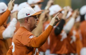 Jim Schlossnagle está en el centro de la tormenta de Texas-Texas A&M