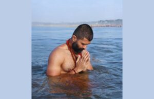 Vijay Deverakonda en Maha Kumbh Mela