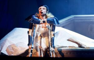 Lady Gaga asegura a los fanáticos que está cantando en vivo después de un problema de micrófono en Coachella