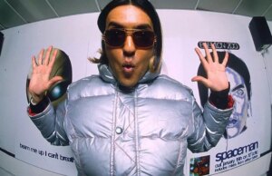 La leyenda pop irreconocible de los 90 tiene una carrera totalmente diferente después del éxito de la lista