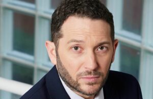 El anuncio de carrera de Jon Richardson etiquetado como 'Absolute Stitch Up' por famosos amigos