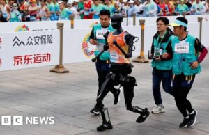 China corre a los robots contra humanos en Beijing Half-Marathon