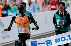 Los robots chinos corrieron contra los humanos en el primer medio maratón humanoide del mundo. Perdieron por una milla