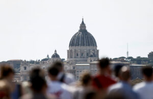 Los tributos se llegan de todo el mundo para honrar al Papa Francisco después de su muerte