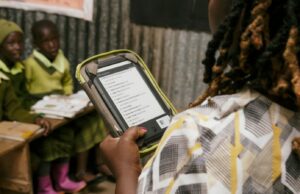 Las herramientas de enseñanza de IA se extienden en Kenia a medida que empeora la escasez de maestros