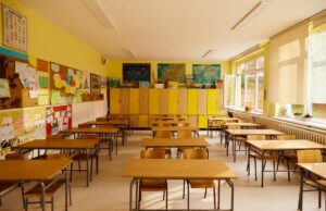 La madre de Indiana supuestamente trajo un arma a la escuela de su hijo, amenazó a una maestra lésbica