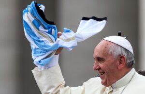 El Papa Francisco adoró a Fútbol, y el mundo del fútbol devuelve el amor