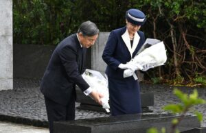 El emperador japonés visita a Iwo Jima para honrar a los muertos en una de las batallas más feroces de la Segunda Guerra Mundial