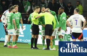 Fan arrestado después del árbitro asistente golpeó en la cabeza con objeto en St-Étienne | Ligue 1