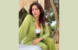 Mirando las vacaciones en la playa de Neha