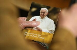 Una iglesia en luto, un mundo en espera