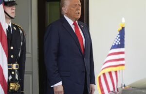 Trump considera detener sus aranceles automáticos a medida que la economía mundial soporta latigazo cervical