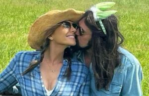 Billy Ray Cyrus 'Worships' Liz Hurley y no puedo dejar de hablar sobre lo maravillosa que es: Informe