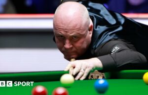 Campeonato de gira: John Higgins en la final después de una victoria por 10-7 sobre Barry Hawkins en Manchester