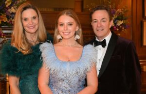 Nell Nolan: Fiona marca Deb, Anabelle Brown Deb, Ball of 1812 | Entretenimiento/vida