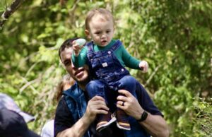 Children Have a lo largo de la Pascua 'Bunny Trail' de Fairview