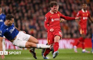 Liverpool 1-0 Everton: James Tarkowski 'Lucky' para escapar de Red Card