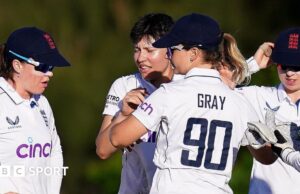 Australia A V Inglaterra A: Issy Wong toma 4-57 el primer día en Sydney