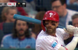 Bryce Harper Harper de los Filis bate de color azul para el género revelación del cuarto niño