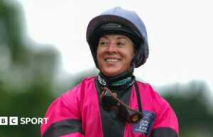 Hayley Turner: Jockey femenina pionera se retira y anuncia el embarazo
