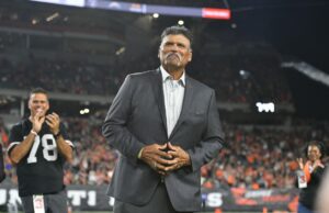Ex estrella de los Bengals, Anthony Muñoz, a los Premios Keynote Enquirer Sports Awards