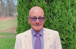 El inducido de AK Hof, Ondako, se destacó como atleta, entrenador y todavía disfruta de la competencia