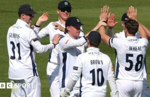 Campeonato del condado: Surrey se retiró para 253 por Hampshire