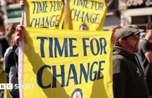 Los fanáticos del Tottenham protestan contra los propietarios Enic y el presidente Daniel Levy