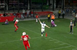 EJ Perry de Showboats se enfrenta a la zona final para tomar la delantera contra los defensores