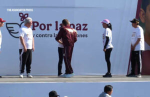 El presidente de México se pone guantes en el evento de boxeo que promueve el estilo de vida más saludable