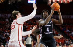 Gophers agregan un centro de transferencia de 6 pies 10 del centro de Arkansas-Ciudades gemelas