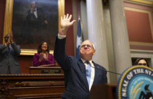 Walz: Trump ha desatado 'caos' en el mundo