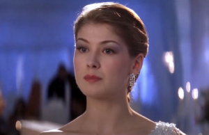 “Descubrí cosas como las cubiertas de pezones”. La filmación de escenas de sexo de James Bond con Pierce Brosnan no es para los débiles de corazón admite Rosamund Pike