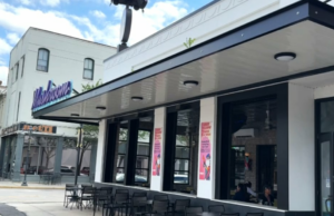 Las empresas locales ven visitantes de todo el mundo durante la semana de golf