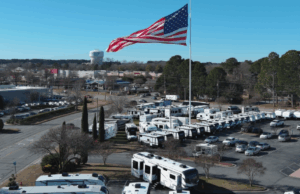 Camping World cierra la ubicación en medio de la controversia sobre una enorme bandera estadounidense en lugar de derribarla