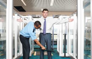 El pastor de derecha afirma que los escáneres del cuerpo del aeropuerto pueden “volverte gay”