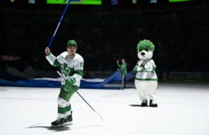 ¿Cómo arreglas una arena de la NHL donde los fanáticos no animan? 'Juega en el sandbox'