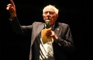 Bernie Sanders emite una advertencia de Stark sobre Trump en Coachella