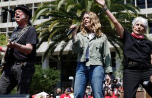 Neil Young toca 'Rockin' in the Free World 'con Joan Baez