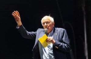 Bernie Sanders hace una aparición sorpresa de Coachella durante el set de Clairo