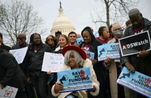 Cómo la investigación del VIH y las personas LGBTQ+ se ven afectadas por los recortes de los CDC de Trump