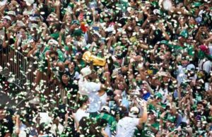 Drew Carter de NBC Boston tuvo una idea en el desfile de los Celtics, y está corriendo con eso