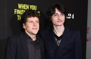 Finn Wolfhard gracias al mentor Jesse Eisenberg por ser “tan solidario”