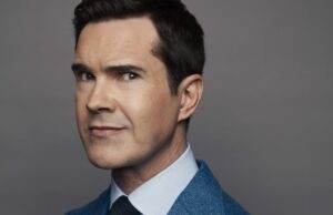Jimmy Carr Hosting “¿Soy el agujero A **?” Reddit Comedy Central Gameshow