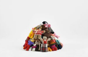 Estas esculturas desentrañan los significados ocultos detrás de las pertenencias materiales