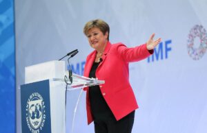 Trump ralentiza la economía mundial: el FMI reduce su pronóstico de crecimiento global | Economía y negocio