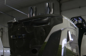 “High Hopes” mientras una pareja se prepara para la competencia de tractores más grande del mundo