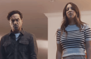 Kaley Cuoco y Johnny Galecki tienen una reunión de 'Big Bang Theory' en el juego de juego